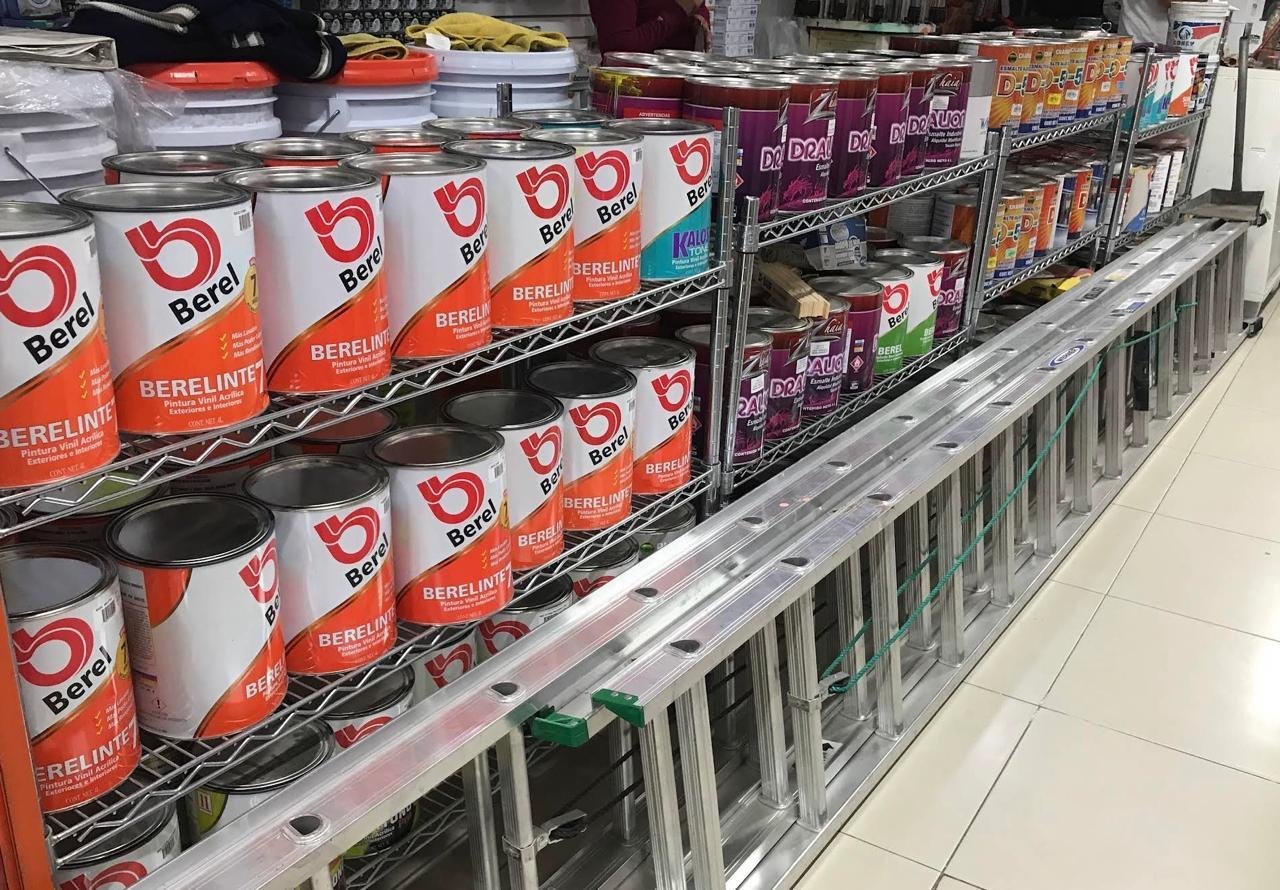 Estantería con latas de pintura Berel en tienda Home Center Ferreterías