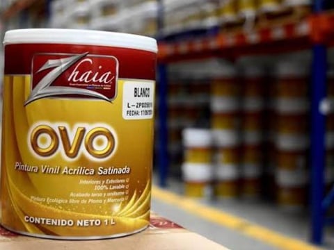 Pintura acrílica Thalia OVO en empaque blanco y dorado