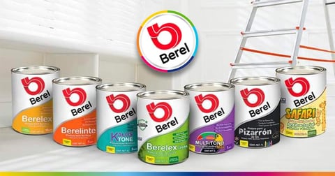 Botes de pintura Berel con etiquetas de colores en exhibición