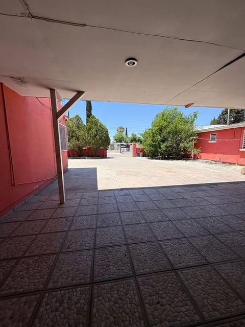 Patio techado con piso de loseta oscura
