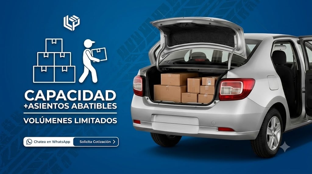 Sedán plateado con cajuela abierta cargada de cajas de cartón, ilustrando la capacidad de carga y volúmenes limitados con asientos abatibles