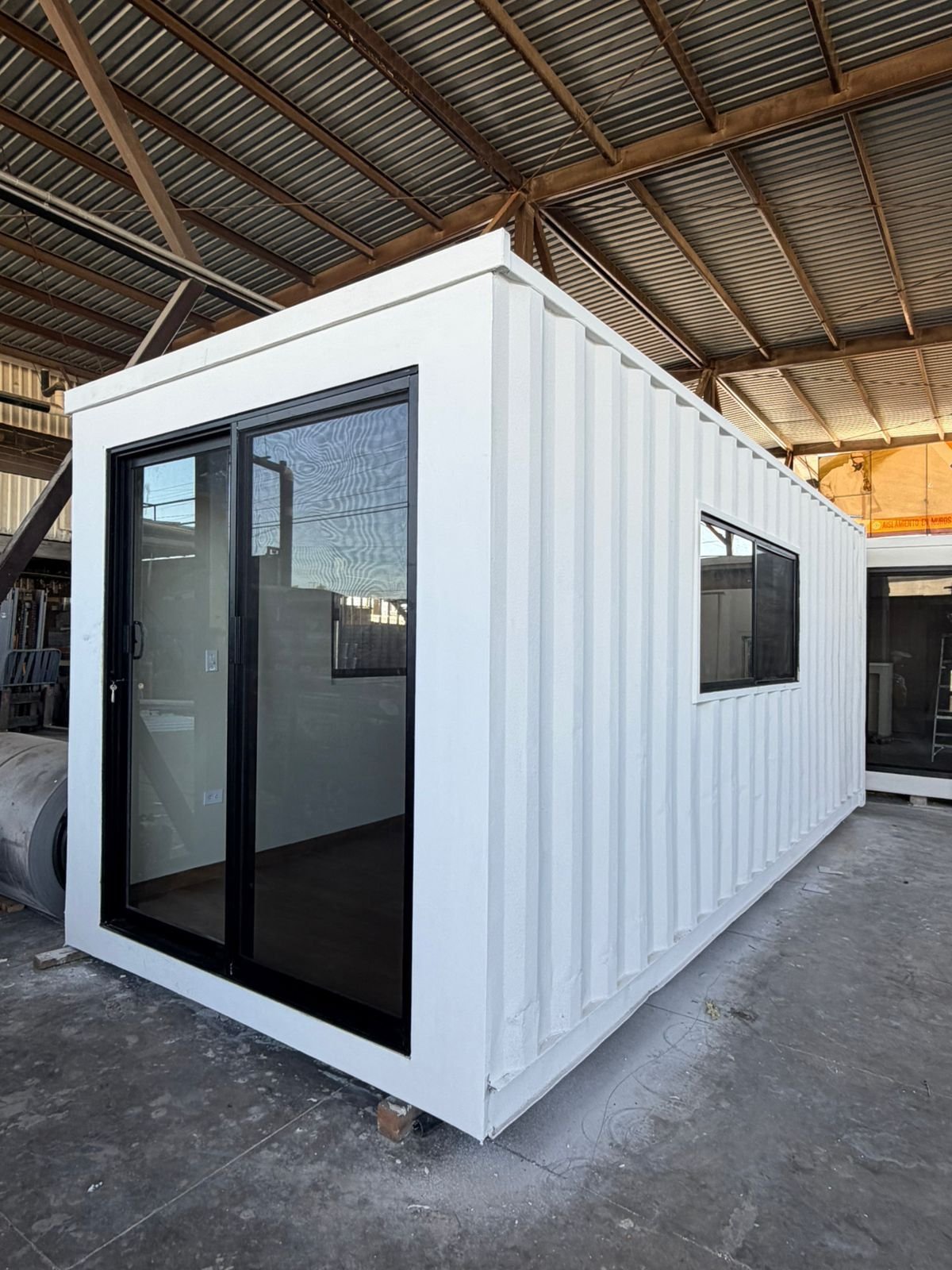 Oficina contenedor blanca con puerta negra