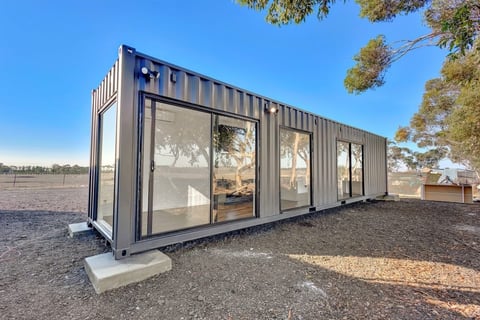 Departamento contenedor con estructura metalica
