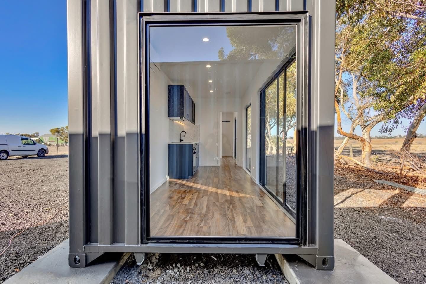 Casa contenedor ECOntainer con puertas corredizas de vidrio y cocina integral