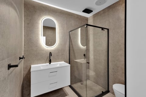Bano moderno interior