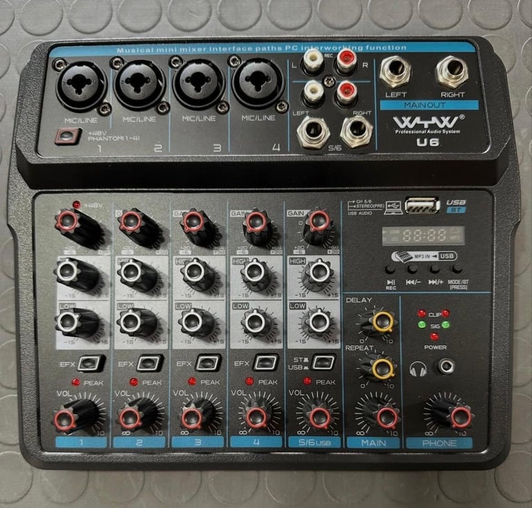 Mezcladora de audio profesional con faders y controles