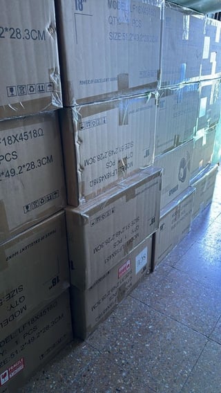 Cajas de envíos apiladas listas para despacho
