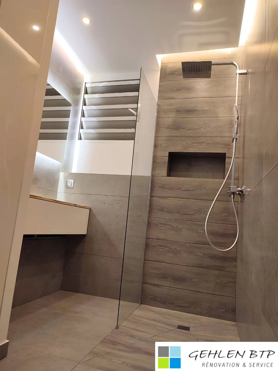 Moderne Walk-in-Dusche mit holzartigen Fliesenwänden, Glasabtrennung, Regenbrause und Deckenspots