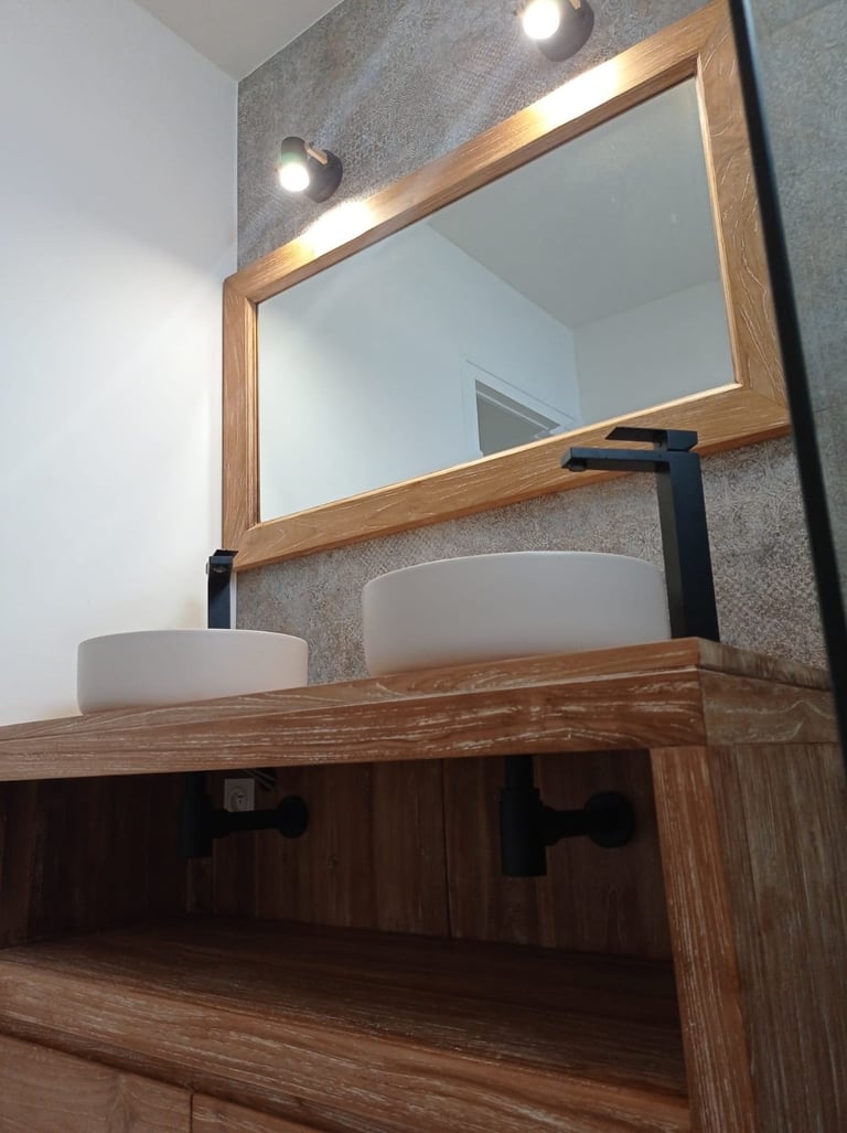 Waschtisch und Spiegel — Modernes Badezimmer-Waschtisch mit Holzrahmen, zwei runden weißen Aufsatzwaschbecken, großem Spiegel mit integrierter Beleuchtung und Betonfliesen-Wandverkleidung
