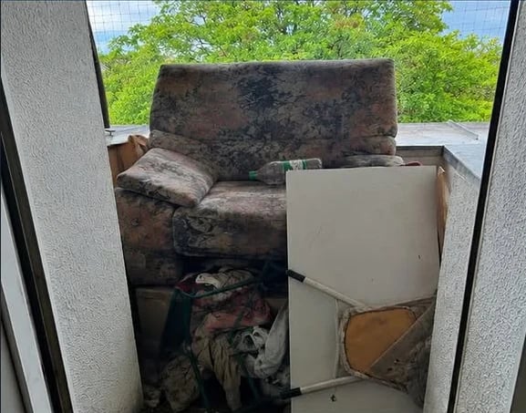 Vorher — unaufgeräumter Raum vor der Entrümpelung