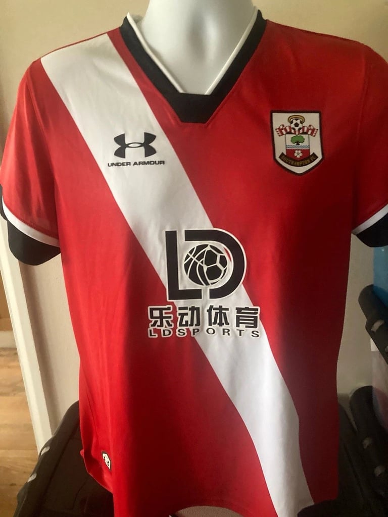Southampton home football shirt 2020/21 on a mannequin