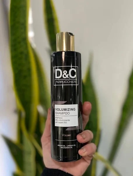 DeC Parrucchieri Volumizing Shampoo — flacone nero con dispenser dorato