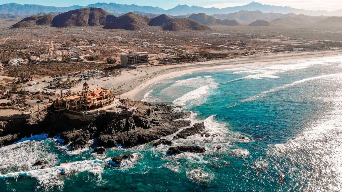 Vista aérea de una costa virgen con aguas turquesas en Baja California Sur