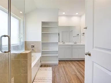 Spacious Modern Bathroom