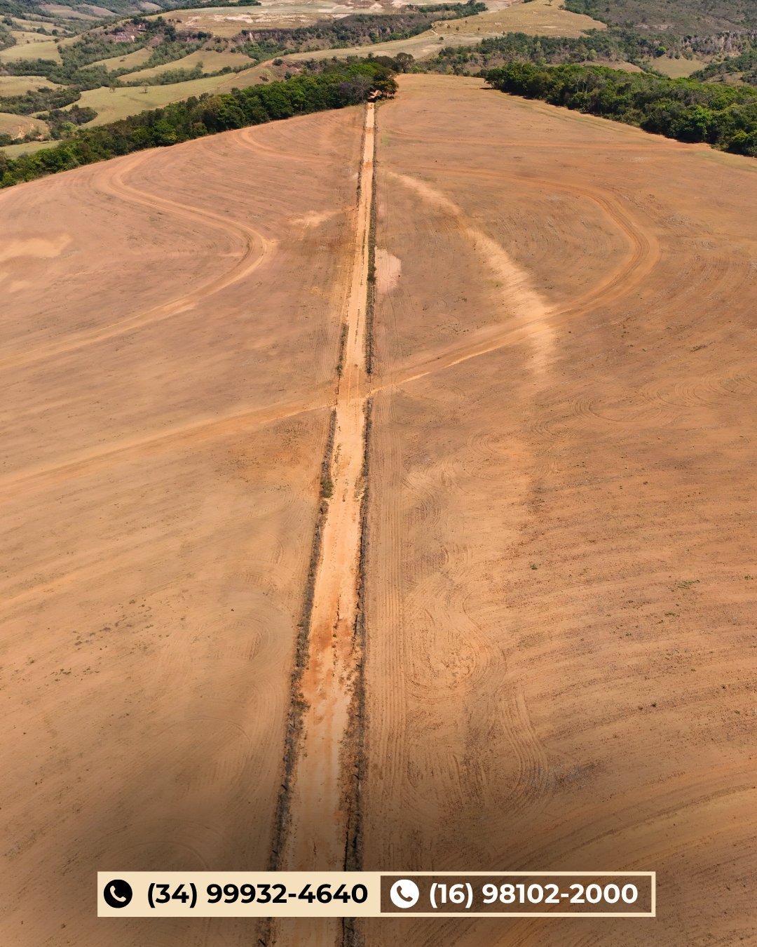 Vista aérea de trator arando um grande campo curvo de solo marrom
