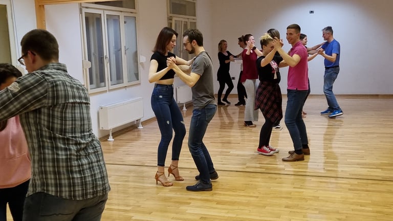 Polaznici plešu u parovima na plesnom tečaju u drvenoj dvorani Plesne škole Banderillas Zagreb