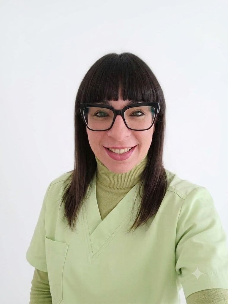 Ritratto di una donna con gli occhiali, dolcevita verde chiaro e camicia a maniche corte, sorridente su sfondo bianco