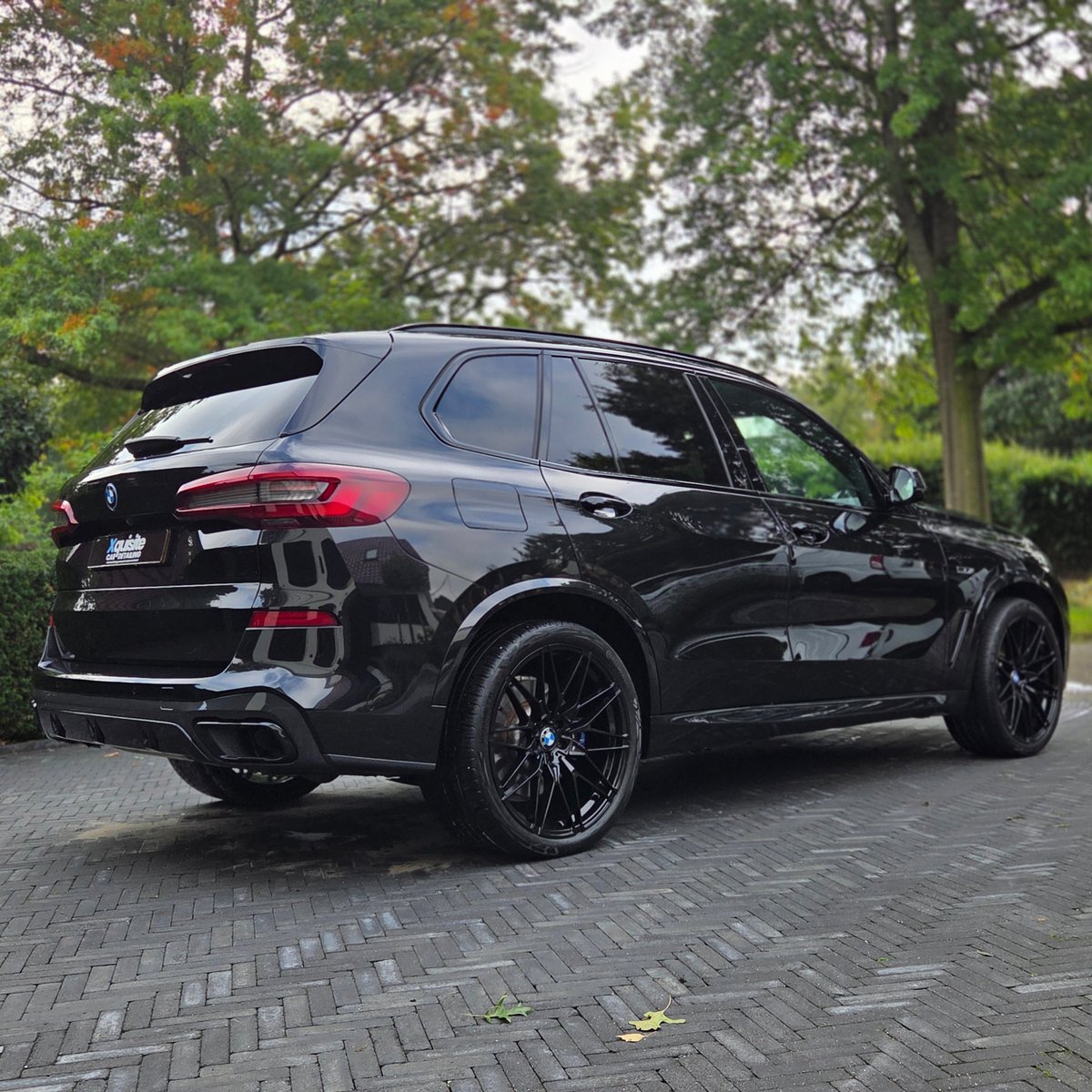 Glanzende zwarte BMW na een Xquisite behandeling