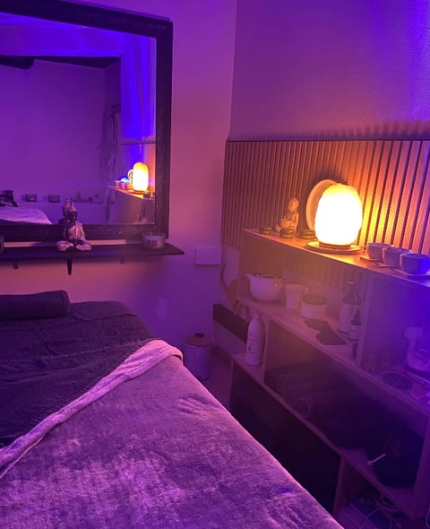 Quarto acolhedor com iluminação ambiente e candeeiros esféricos