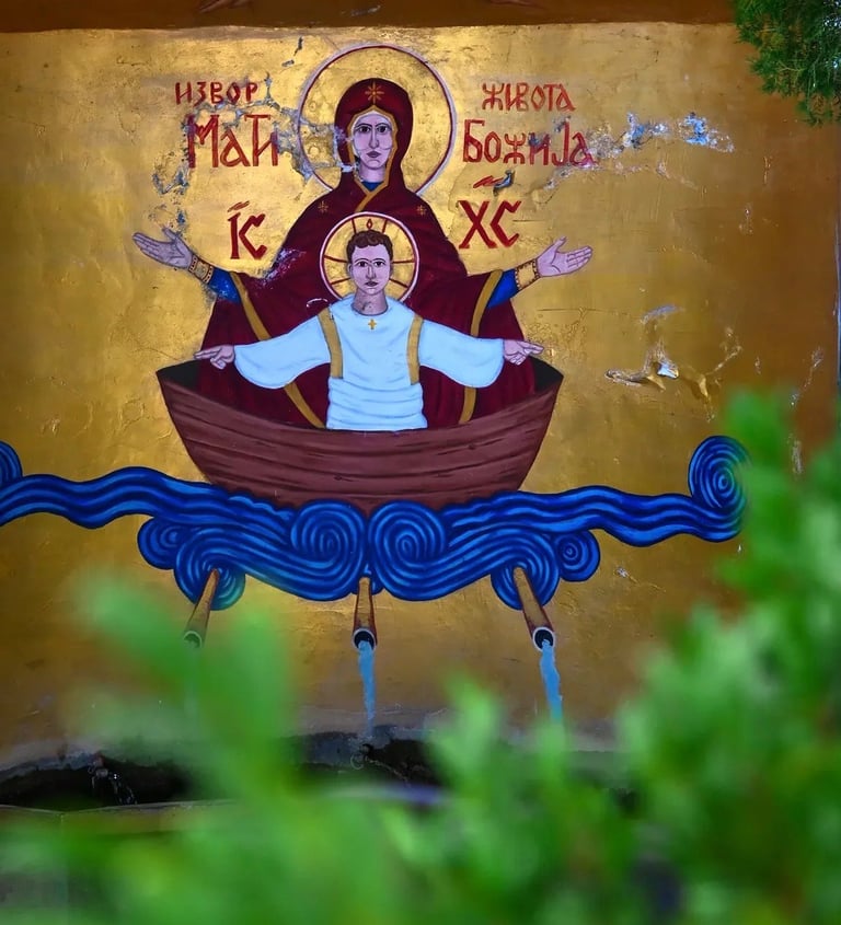 Pravoslavni mural sa Marijom i Isusom u čamcu, iznad česme