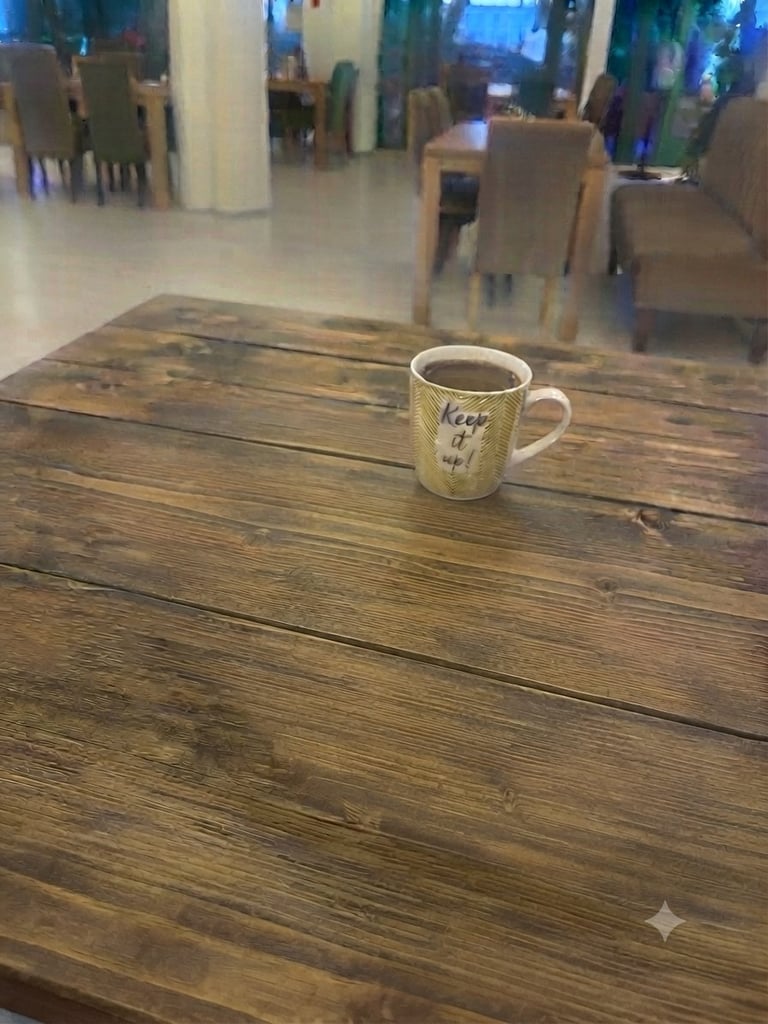 Šolja NES kafe na drvenom stolu u modernom enterijeru restorana