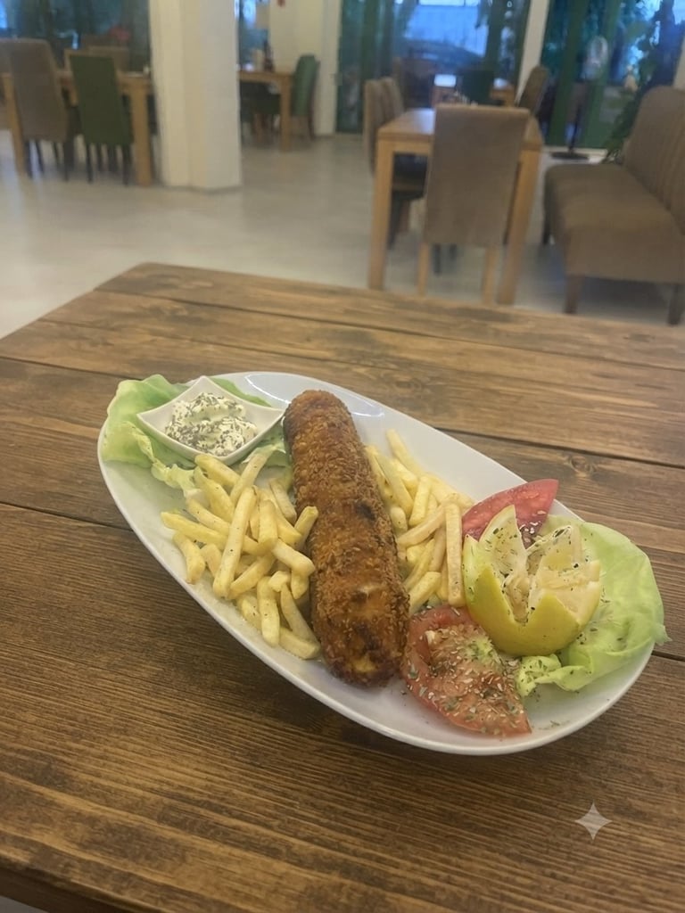 Karađorđeva šnicla sa pomfritom i svežom salatom od zelene salate i paradajza