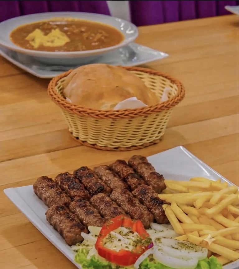 Ćevapi sa pomfritom, svežim povrćem, korpom hleba i goveđom supom