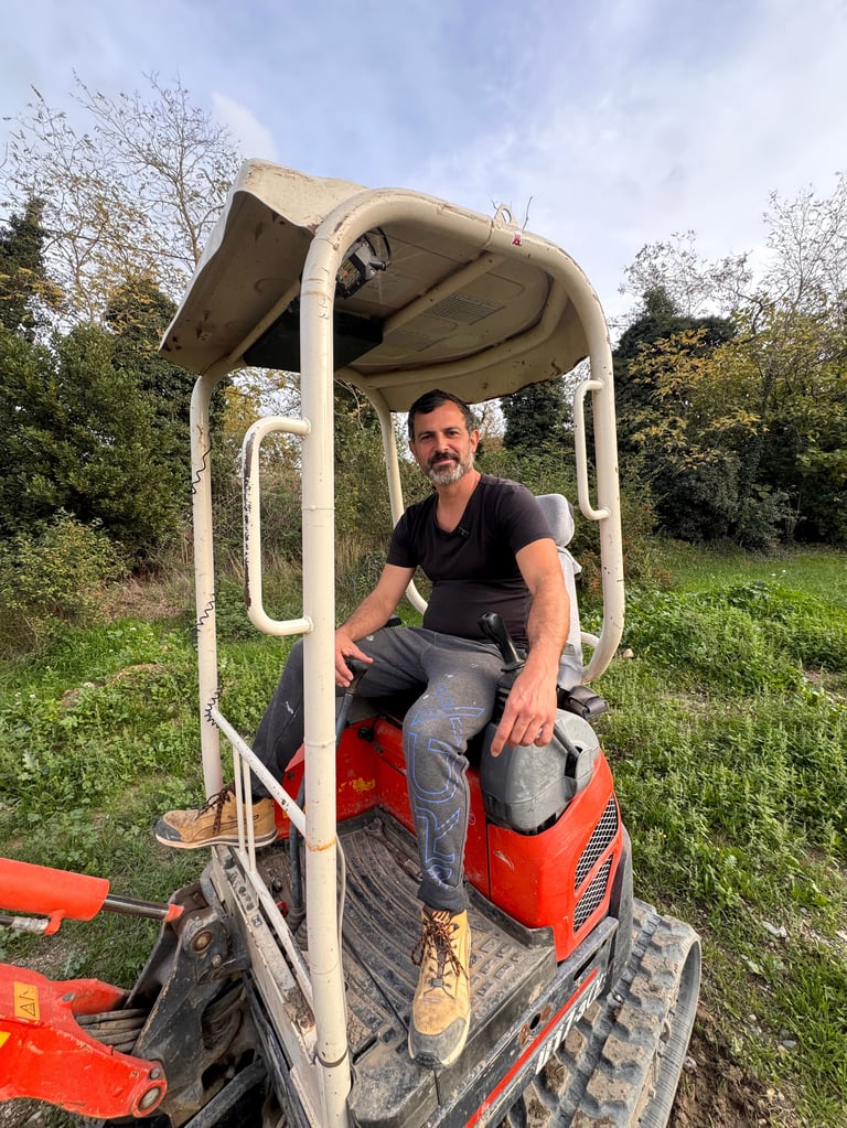 Clément Rigole, fondateur de TDP Assainissement, au volant de son tractopelle sur un chantier