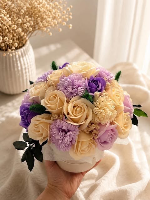 Flowerbox w pudełku z mydełek, kompozycja