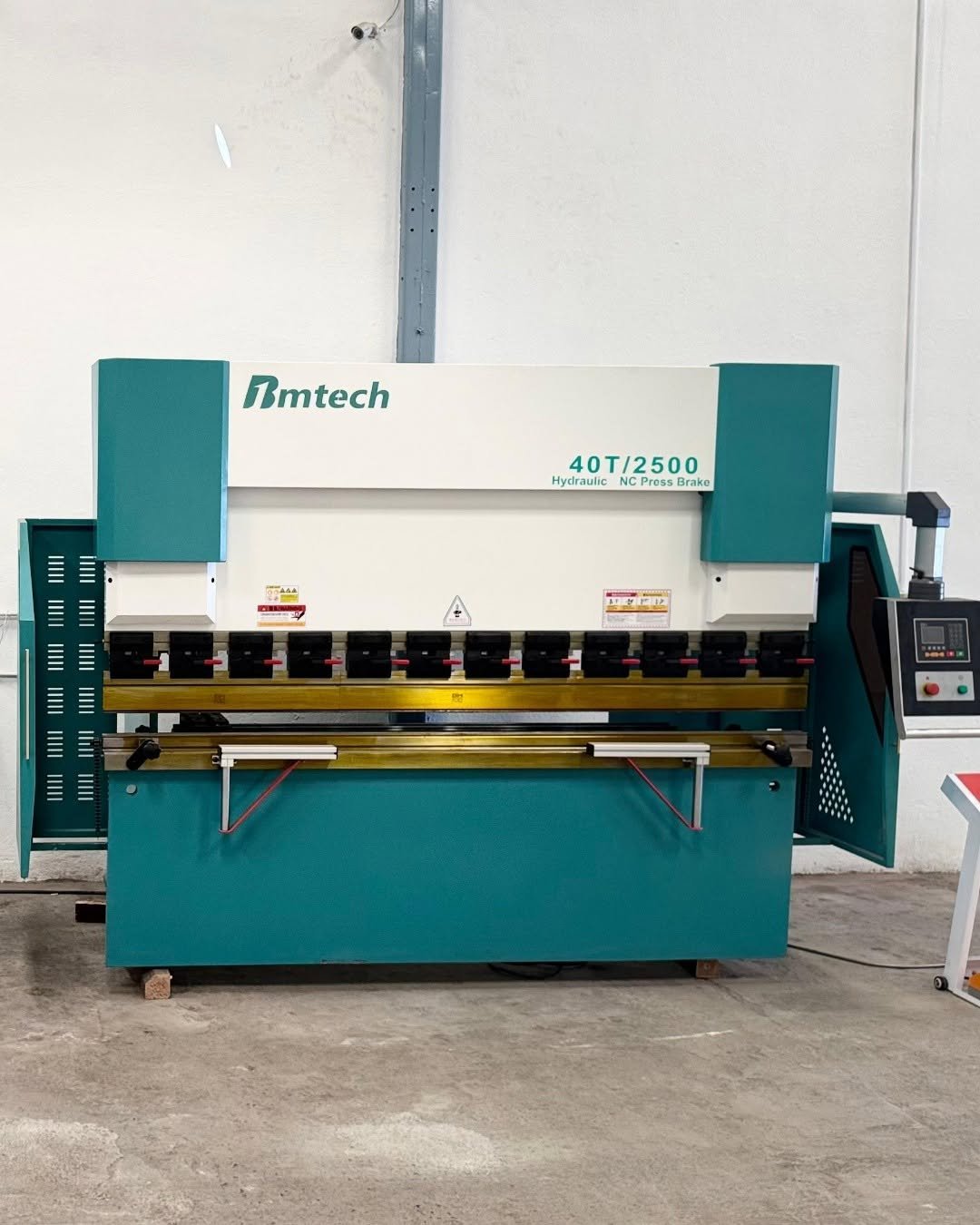 Prensa CNC industrial para doblez de lámina metálica y fabricación de componentes