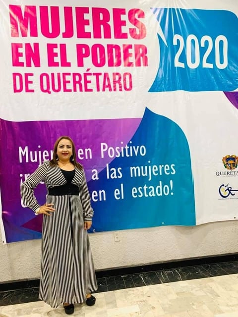 Mujer frente a banner Mujeres en el Poder Querétaro 2020