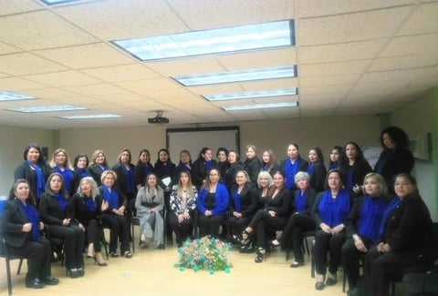 Grupo de mujeres posando juntas tras capacitación