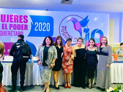 Grupo de mujeres en escenario durante evento Mujeres en el Poder Querétaro 2020
