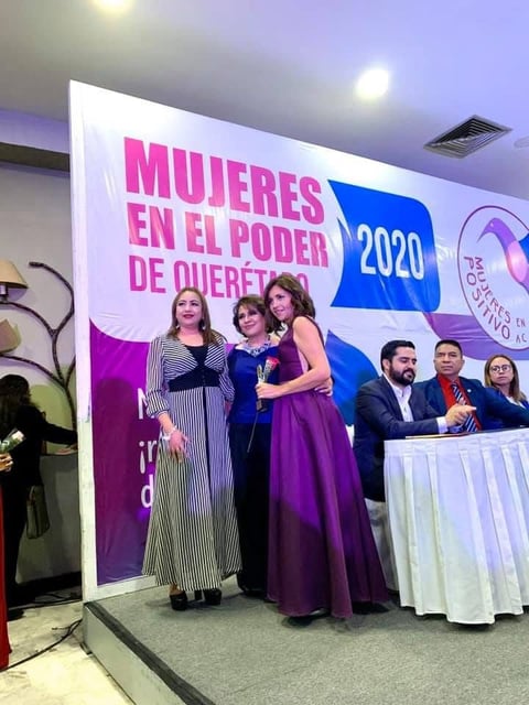 Evento político con banner Mujeres en el Poder de Querétaro 2020