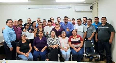 Equipo diverso sonriendo en sala de conferencia