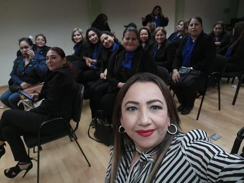 Mujer tomándose selfie con grupo de profesionales