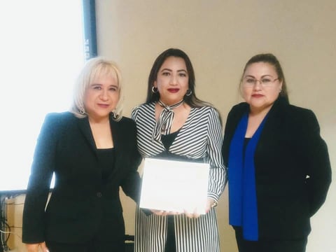 Tres mujeres profesionales posando con certificado de capacitación