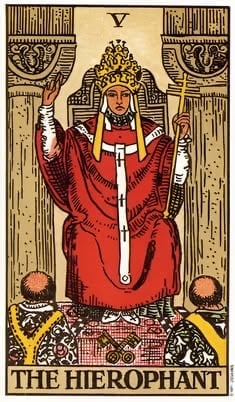 Carta de Tarot El Hierofante: figura religiosa con corona sosteniendo báculos ceremoniales, sentada en un trono