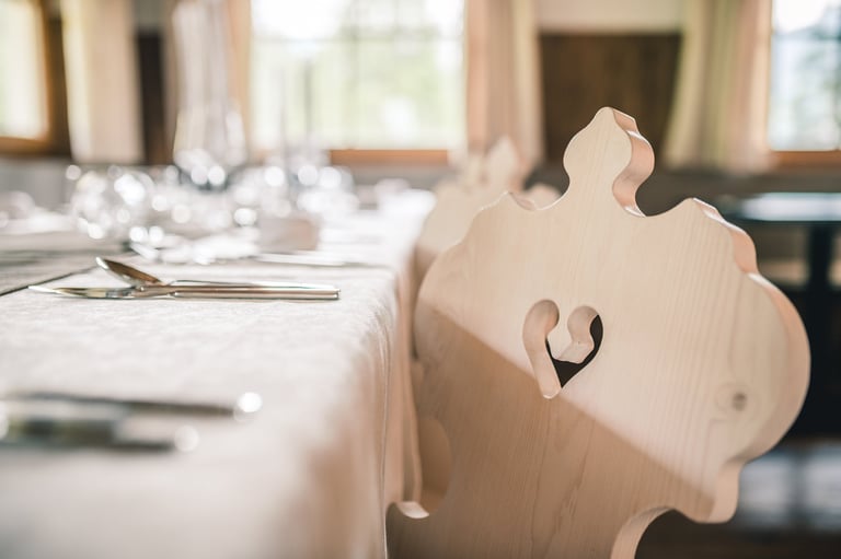 Dekorative Stuhllehne mit Herzform am festlichen Tisch