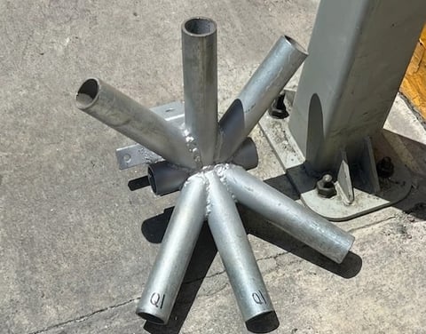 Herrajes industriales de acero galvanizado con base, tubos soldados y soportes de montaje