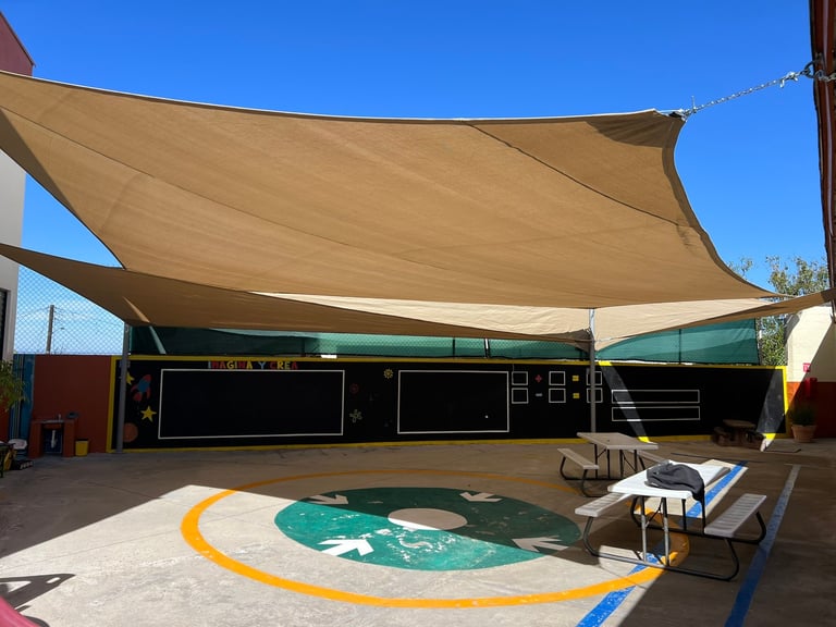 Velarias de malla sombra en Tijuana — Patio escolar con velaria color arena