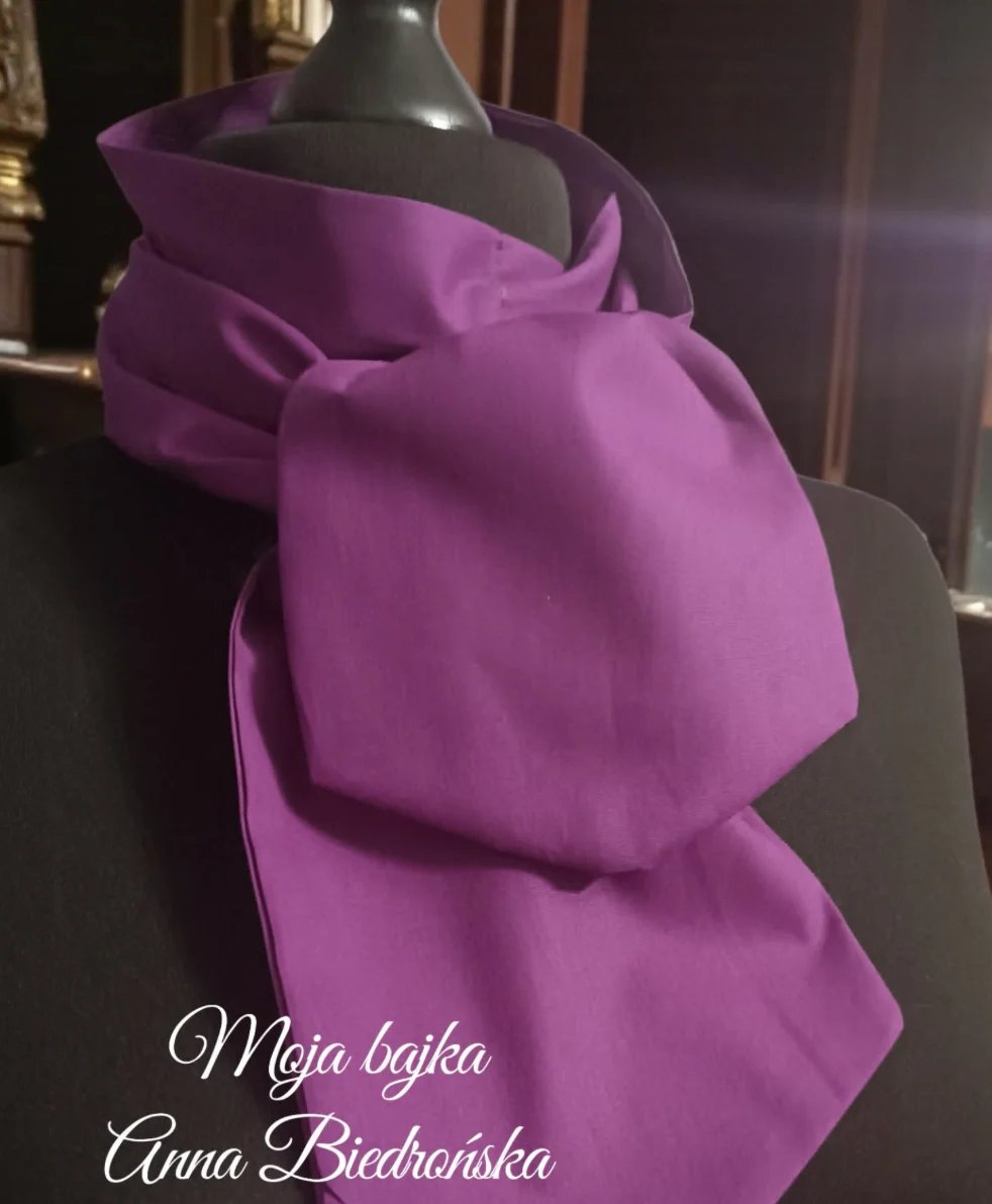 Bright magenta shawl draped on a dress form mannequin with text overlay reading Moja bajka Anna Biedronska