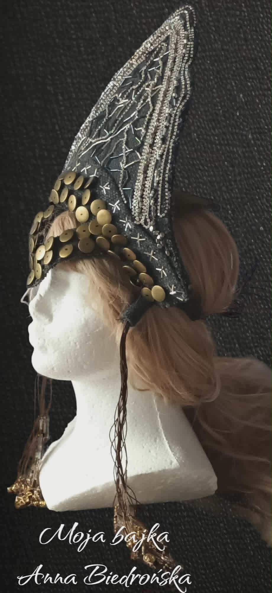 Decorative headdress featuring white lace and gold scale details on a mannequin bust, text reads Moja bajka Anna Biedrońska