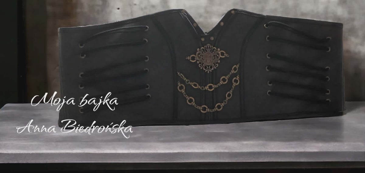 Black jewelry display box with chain necklace and ring holders, showing designer text Alojabaska and Anna Biedronska