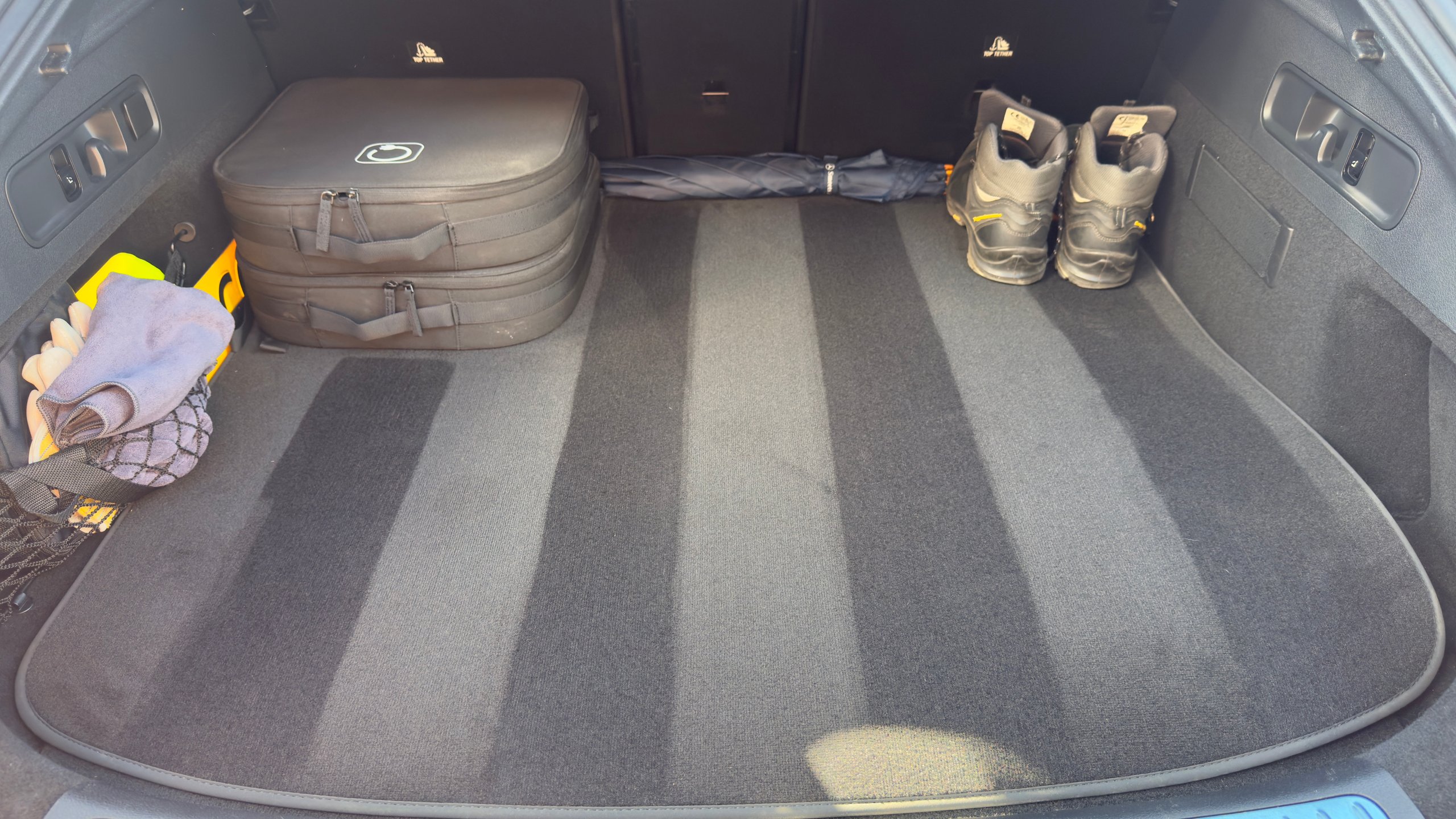 Na: Kofferbak met bagage en spullen