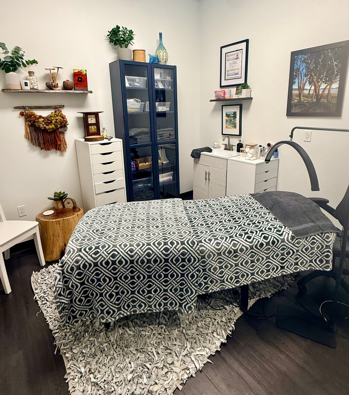 Cozy bedroom with a bed covered in geometric patterned bedding and white shag rug — the relaxing 40 Winks studio space