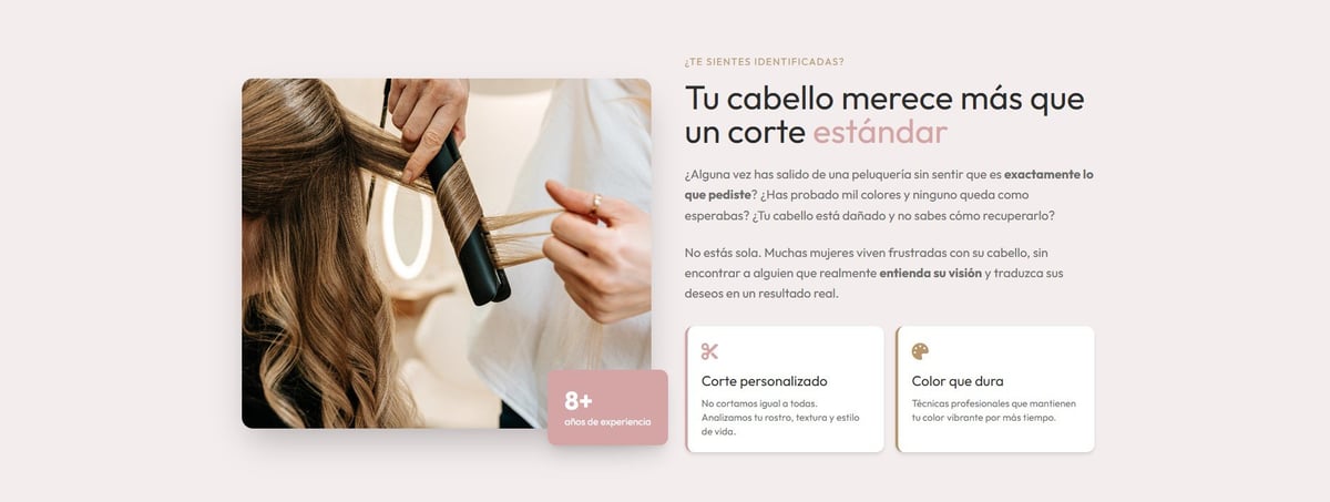 Mujer rizando cabello con rizador junto a texto sobre beneficios del cuidado capilar en la web de Omega Estilista