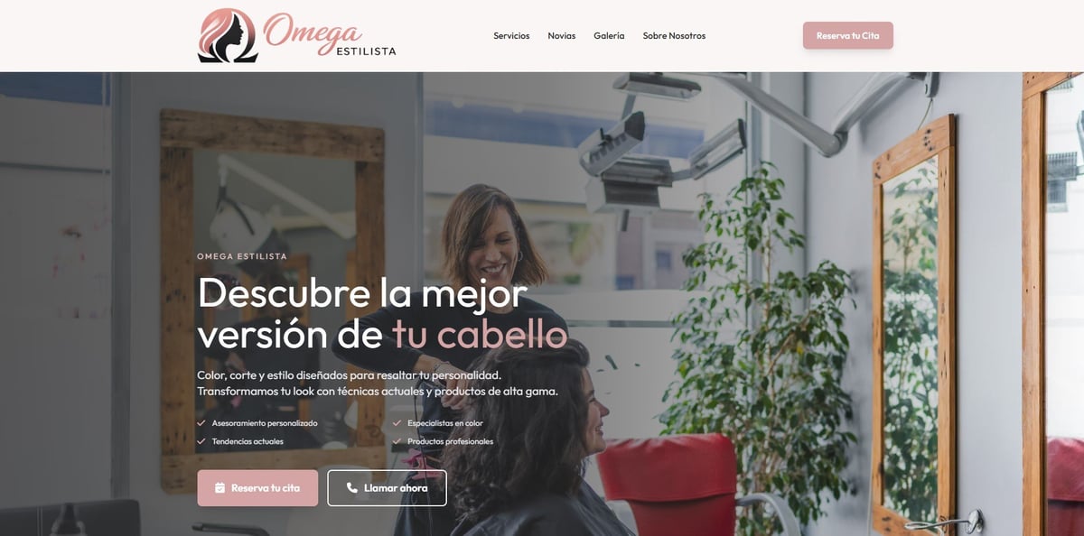 Header de la web de Omega Estilista con imagen de mujer en salón moderno y texto sobre servicios de transformación capilar