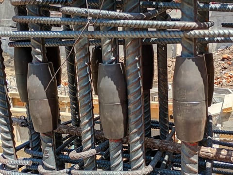 Anclas helicoidales y conectores de acero para cimentación