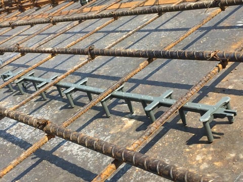 Mesa de picnic de madera sobre concreto con barreras de cuerda